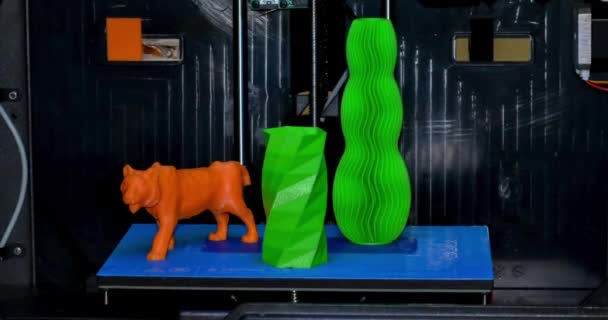 Объект напечатал 3D принтер на синем и черном фоне — стоковое видео