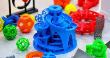 Modeller 3D yazıcı tarafından basıldı. 3D yazıcıya yazdırılmış parlak renkli nesneler