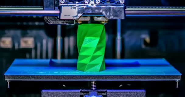 La impresora 3D funciona y crea un objeto a partir del plástico fundido en caliente — Vídeos de Stock
