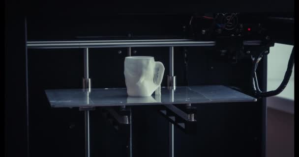 Objekty vytištěné 3D tiskárnou. Automatická trojrozměrná 3D tiskárna — Stock video