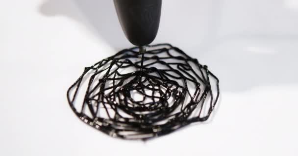 Man 3D pen tekening cirkels close-up op wit papier — Stockvideo