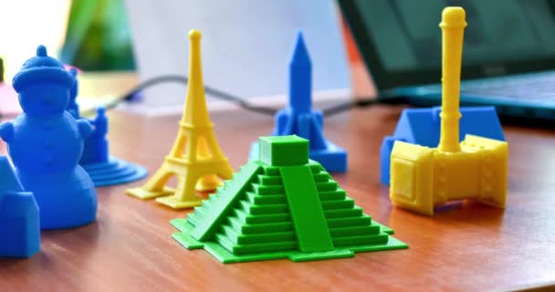 Malé prototypy různých objektů vytištěné detailním záběrem 3D tiskárny. — Stock video