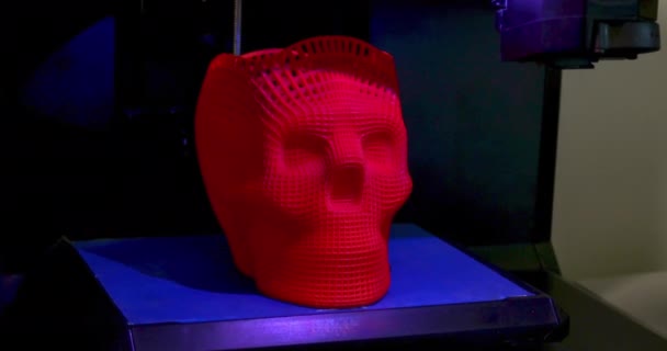 3Dプリンタで赤い色のプラスチックで印刷された頭蓋骨。3Dプリンター内部, — ストック動画