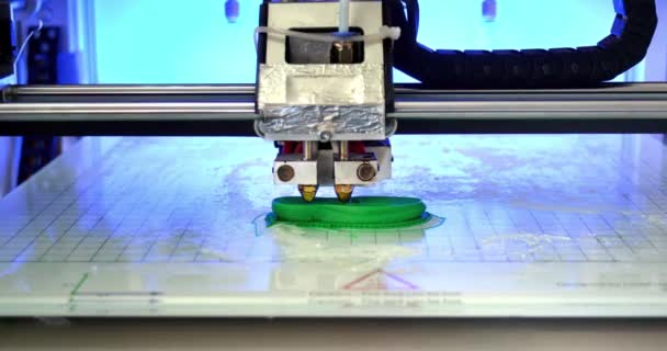 3D printer print de vorm van gesmolten plastic groen — Stockvideo