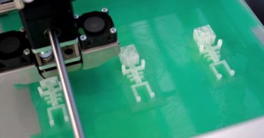 3D yazıcı çalışıyor ve sıcak erimiş plastikten bir nesne oluşturuyor