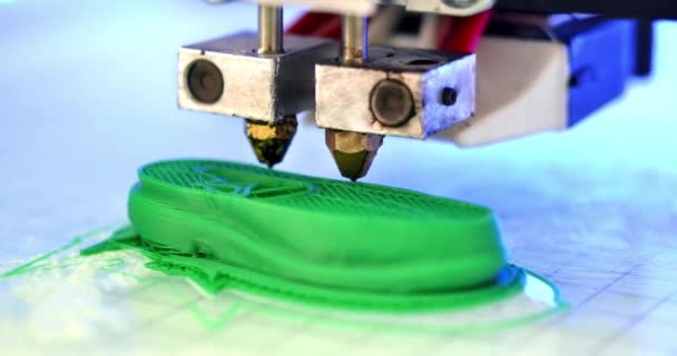 Impresora 3D imprime la forma de plástico fundido de cerca verde. — Vídeos de Stock