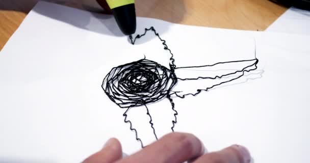 Homme 3d stylo dessine une fleur sur papier blanc gros plan — Video