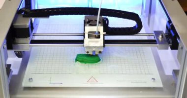 3D yazıcı erimiş plastik yeşili biçiminde yazdırır