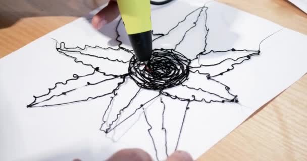 Чоловік 3d ручка малює квітку на білому папері крупним планом — стокове відео