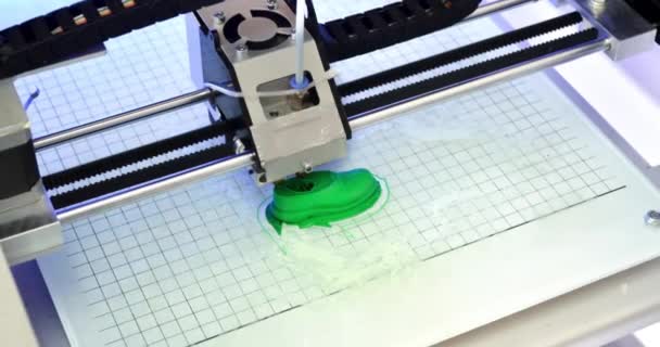 3D printer prints the form of molten plastic green — Stock Video