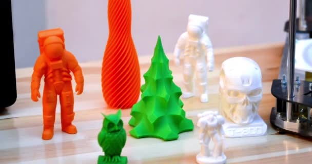 Objets colorés lumineux imprimés par une imprimante 3D close-up. — Video