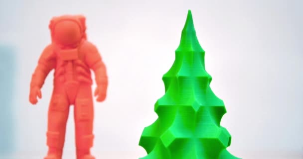 Das Modell wurde auf einem 3D-Drucker gedruckt. Das Objekt in Form eines orangen Kosmonauten — Stockvideo