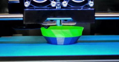 3D yazıcı çalışıyor ve sıcak erimiş plastikten bir nesne oluşturuyor