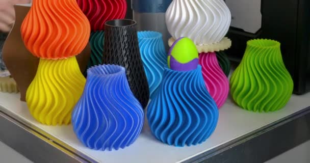 Produzione stampata da stampante 3d su tavola primo piano. — Video Stock