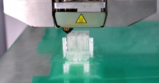 Impressora 3D trabalhando e criando um objeto a partir do plástico quente fundido — Vídeo de Stock