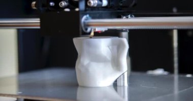 Nesneler 3D yazıcı tarafından basıldı. Otomatik üç boyutlu 3D yazıcı