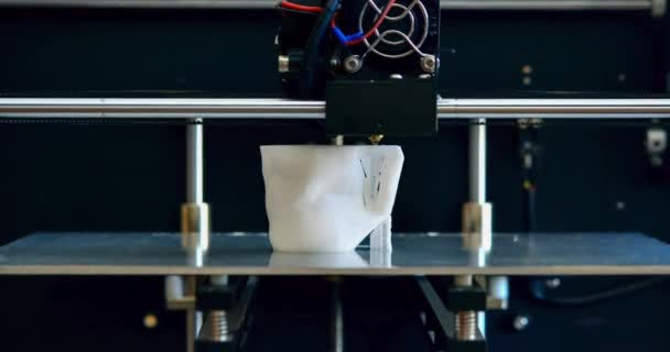 Objecten afgedrukt door 3d printer. Automatische driedimensionale 3D-printer — Stockvideo