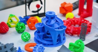 Nesneler 3D yazıcı tarafından basıldı. 3D yazıcıya yazdırılmış parlak renkli nesneler