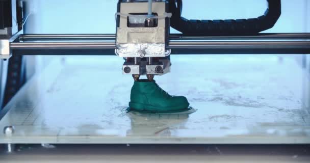 Stampante 3D stampa la forma di plastica fusa verde primo piano. — Video Stock