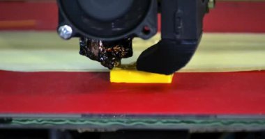 Modern 3D yazıcı yazıcı figürü yakın plan. Otomatik olarak üç boyutlu