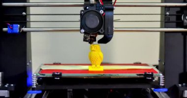Modern 3D yazıcı yazıcı figürü yakın plan. Otomatik olarak üç boyutlu