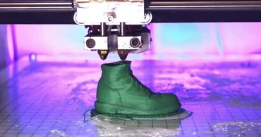 3D yazıcı erimiş plastik yeşil yakın çekim formunu yazdırır.