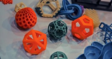 Modeller 3D yazıcı tarafından basıldı. 3d yazıcıya yazdırılmış parlak renkli nesneler