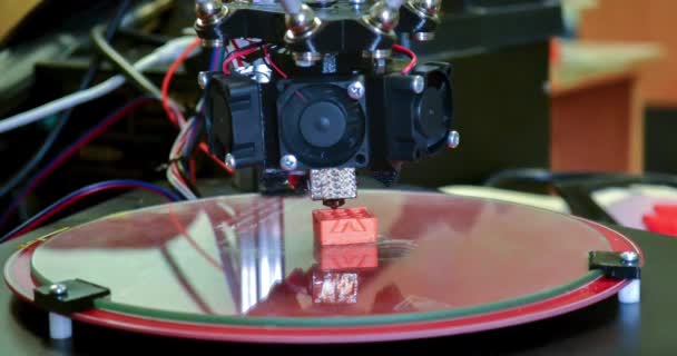 Moderne 3D printer print figuur close-up macro. — Stockvideo
