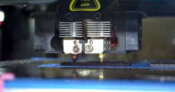 Drukarka 3D drukująca czarne płaskie kształty na ciemnym tle zbliżenie — Wideo stockowe