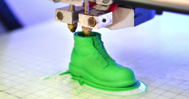 3D tiskárna tiskne podobu roztaveného plastu zeleného detailu — Stock video