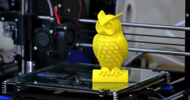 Moderní 3D tiskárna tisknout obrázek zblízka. Automatický trojrozměrný — Stock video