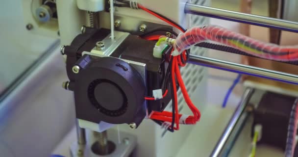 Objects printed by 3d printer. Automatic three dimensional 3d printer — Stock Video