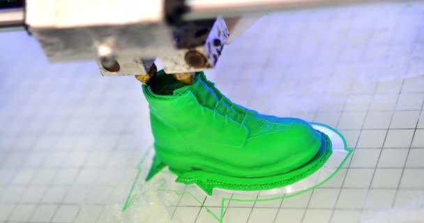 3D printer prints the form of molten plastic green close-up. — Stock Video