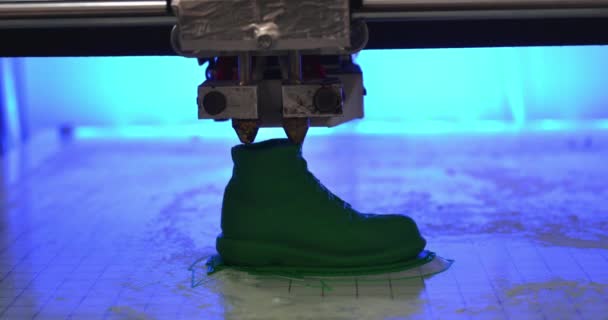 Impresora 3D imprime la forma de plástico fundido de cerca verde. — Vídeos de Stock