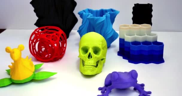 Objekty vytištěné 3D tiskárnou Izolované na bílém pozadí. — Stock video