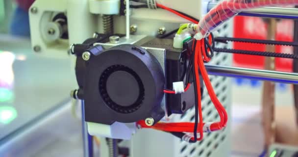 Objecten afgedrukt door 3d printer. Automatische driedimensionale 3D-printer — Stockvideo