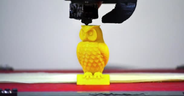Der moderne 3D-Drucker zeigt die Figur aus nächster Nähe. Automatische dreidimensionale — Stockvideo