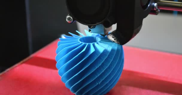 3D-printer werkt en maakt een object van de hete gesmolten kunststof — Stockvideo