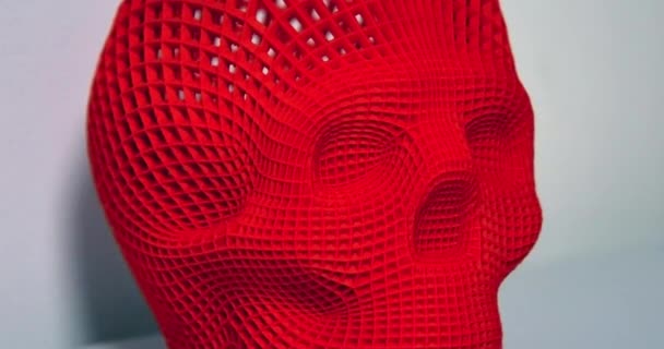 Calavera impresa con plástico de color rojo en una impresora 3d — Vídeo de stock