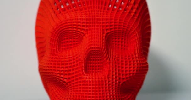 Calavera impresa con plástico de color rojo en una impresora 3d. — Vídeos de Stock