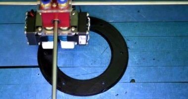 3D yazıcıyı kapat. 3D Yazıcı Nesnesi Mavi arkaplanda Yazdırılıyor.