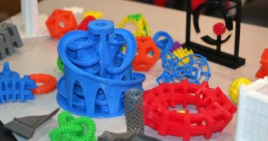 Formlar 3D yazıcı tarafından basıldı. 3D yazıcıya yazdırılmış parlak renkli nesneler