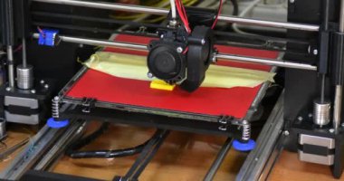 Modern 3D yazıcı yazıcı figürü yakın plan. Otomatik olarak üç boyutlu