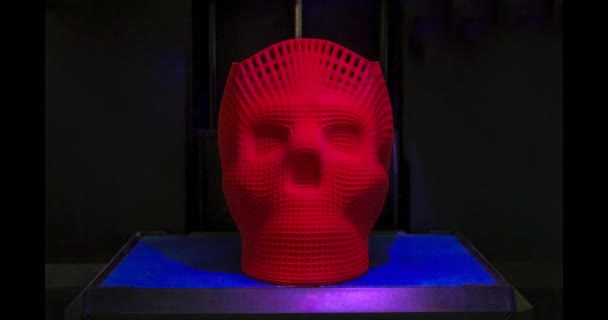 Model is gedrukt op een 3d printer, de vorm van een schedel. — Stockvideo