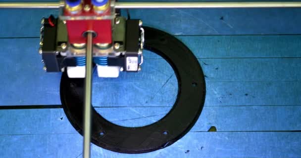 Trabajar impresora 3d cerrar. Impresión de objetos de impresora 3D sobre fondo azul. — Vídeos de Stock