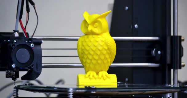 Figura de impresión de impresora 3D moderna de cerca — Vídeo de stock