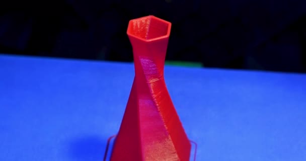 Model drukowany jest na bliskiej drukarce 3D. Drukarka 3D obiekt drukarski czerwony kolor — Wideo stockowe