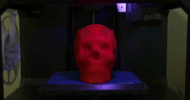 Czaszka z tworzywa sztucznego w kolorze czerwonym na drukarce 3D. — Wideo stockowe