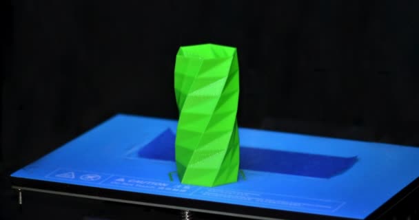 Obiekt wydrukował drukarkę 3D na niebieskim i czarnym tle — Wideo stockowe