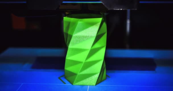3D tiskárna funguje a vytváří objekt z rozpáleného roztaveného plastu — Stock video